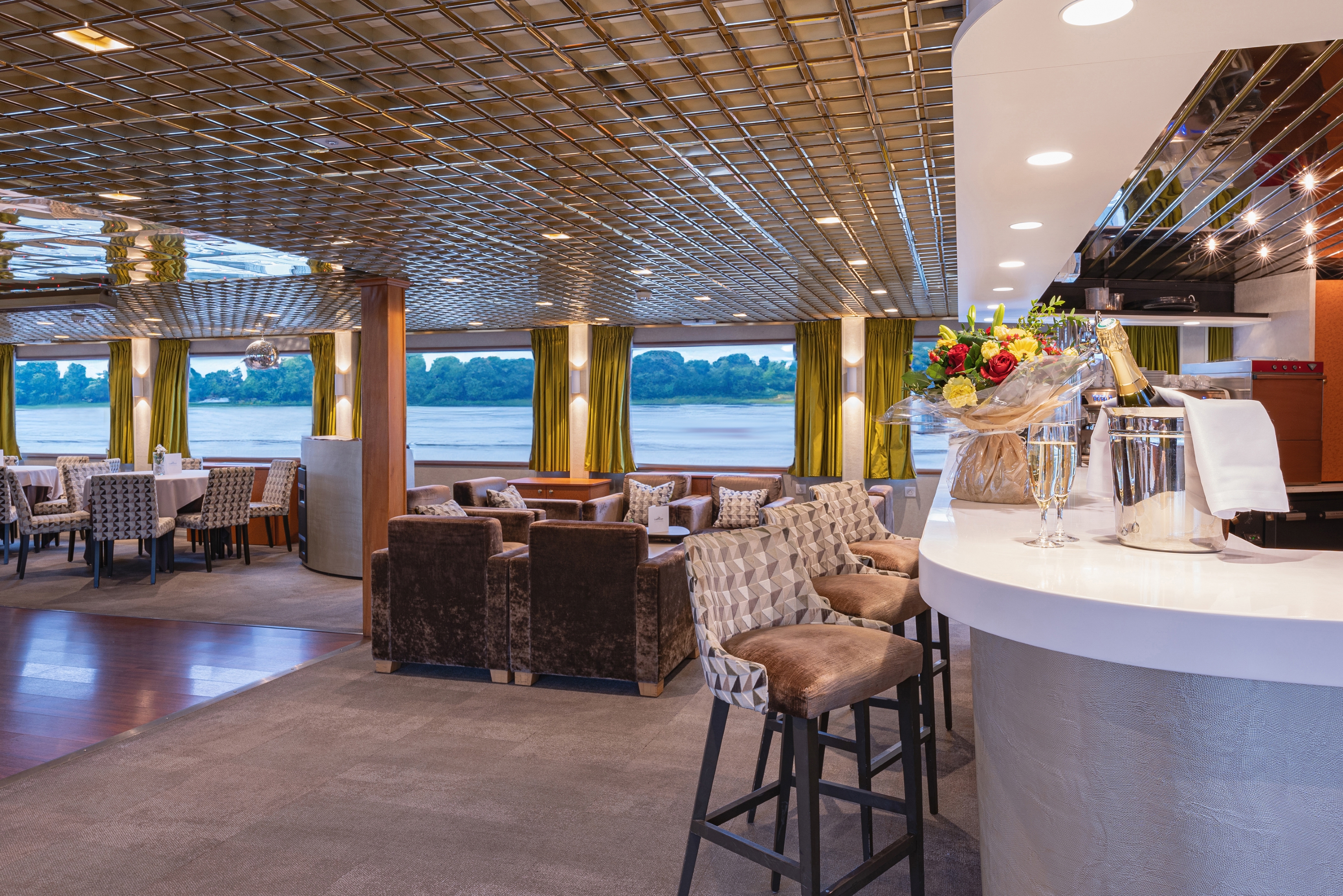 Lounge Bar with Dancefloor